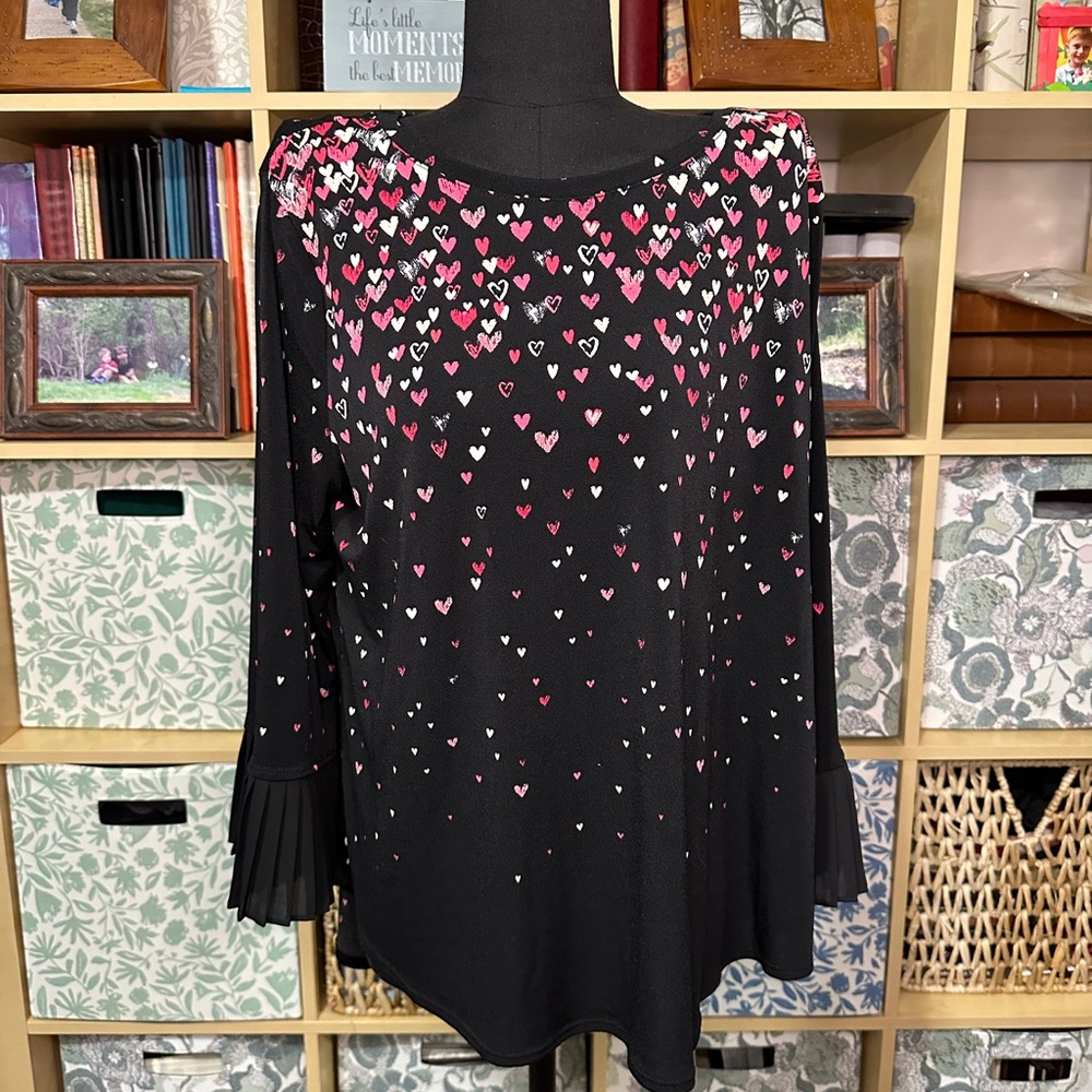 ELLE women’s top, XL, 3/4” sleeves, Black with a fun heart print